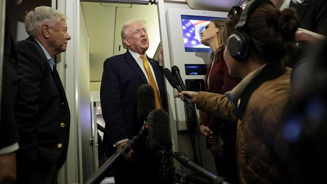 Folla con bandiere venezuelane davanti al carcere di Brooklyn dove è detenuto Maduro