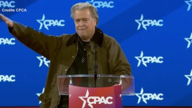 L'apparente saluto romano di Steve Bannon