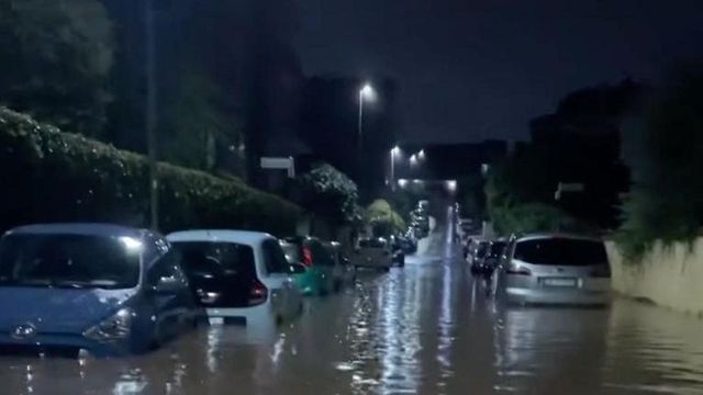 Maltempo, a Roma alberi caduti, allagamenti e chiusure strade