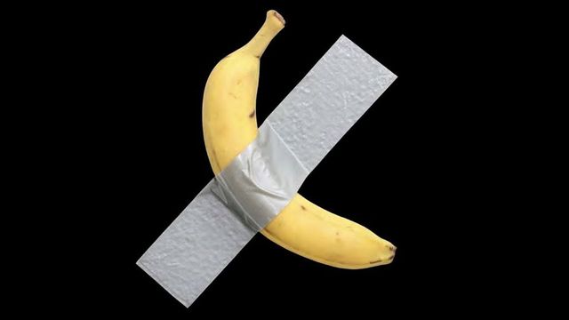 Banana lipită cu scotch e artă și s-a vândut cu câteva milioane de dolari