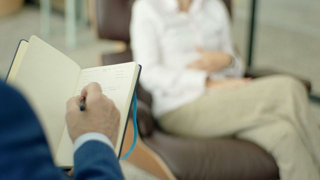 Adolescenții de peste 16 ani ar putea merge la psiholog fără acordul părinților