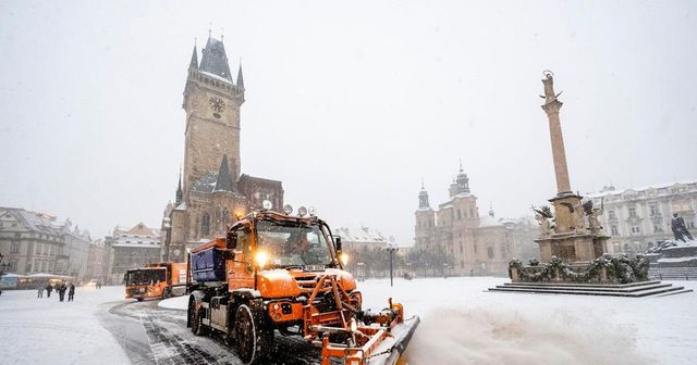 Silné sněžení i mráz děsí řidiče, doprava v Česku kolabuje, v Praze stojí tramvaje