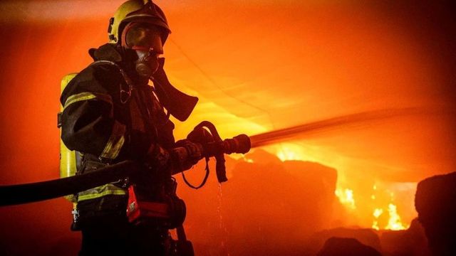 Incendiu puternic la Autobaza STB Ferentari