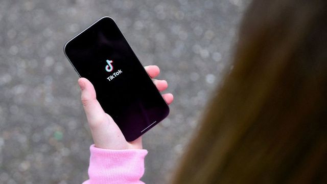 TikTok porušuje pravidla pro ochranu dětí na internetu, uvedla Evropská komise