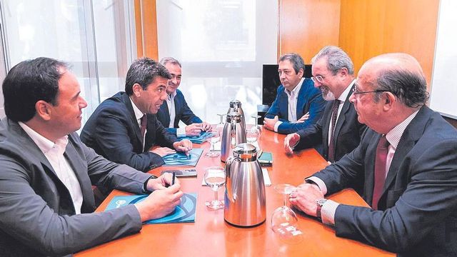 Mazón vuelve a encadenar a Feijóo a Vox