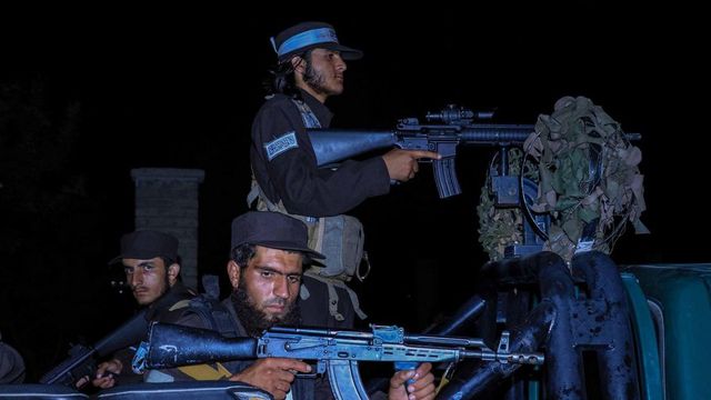 Un ministro talibán muere en un atentado yihadista suicida en Afganistán