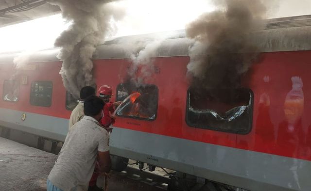 Fire Breaks Out In Express Train At Vizag Station, 3 Coaches Damaged