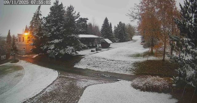 Přes noc sněžilo i v polohách kolem 500 metrů, v Brdech napadlo až pět cm sněhu