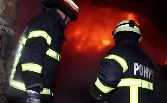Pompierii din Anenii Noi au salvat un bărbat de 72 de ani dintr-o casă cuprinsă de flăcări