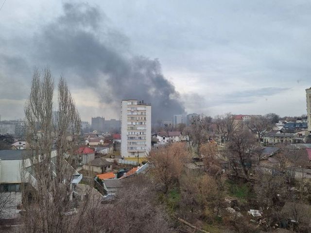 Incendiu în centrul Chișinăului. Arde acoperișul unui restaurant