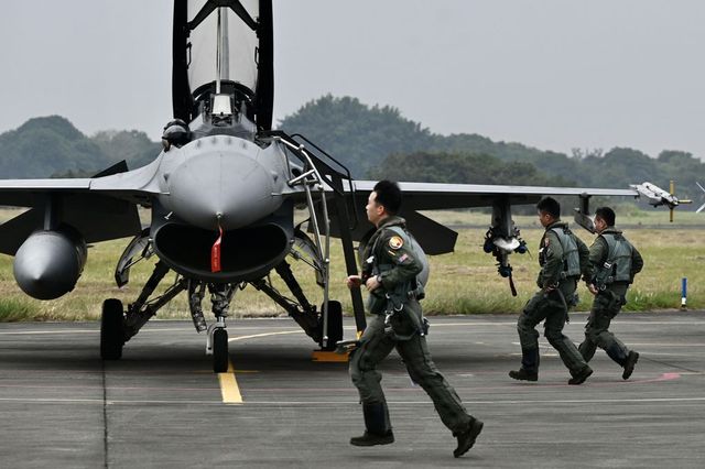 Taiwanul și-a activat sistemele de apărare după ce 37 de avioane militare chineze au intrat în zona de identificare a insulei