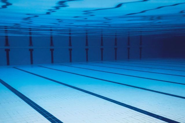 Durante una festa 15enne si tuffa in piscina e muore