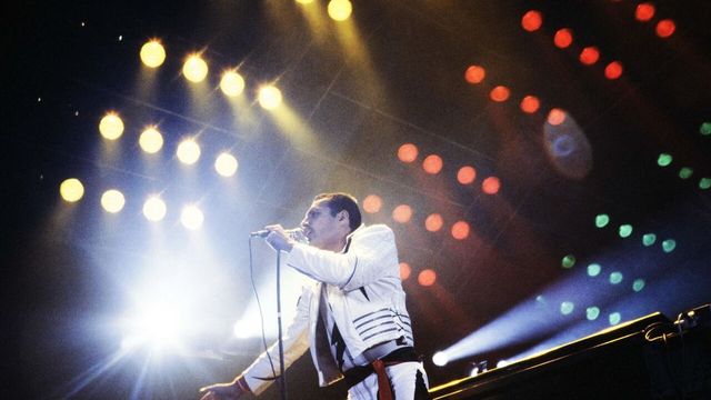 Freddie Mercury, 80 anni fa nasceva il leggendario performer dei Queen