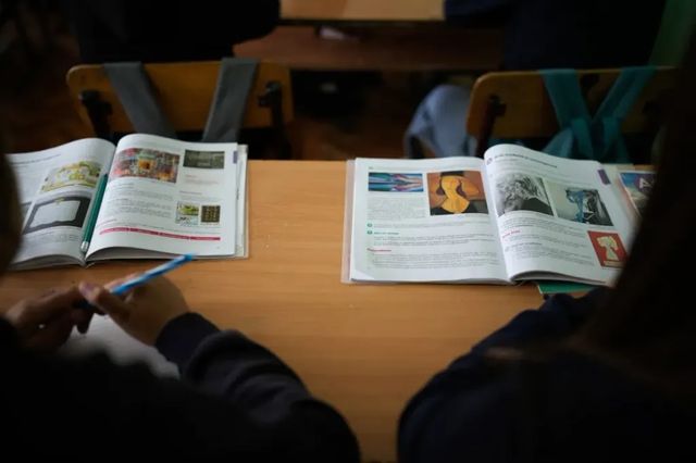 Părinții pot sesiza online cazurile în care elevii au primit manuale deteriorate