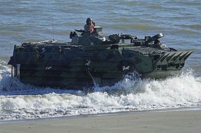 Un transportor amfibiu blindat al MApN a fost lovit de o șoferiță care nu a acordat prioritate, în Filiași