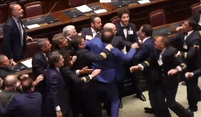 Rissa alla Camera, il deputato M5s Donno colpito alla testa e trasportato via in sedia a rotelle