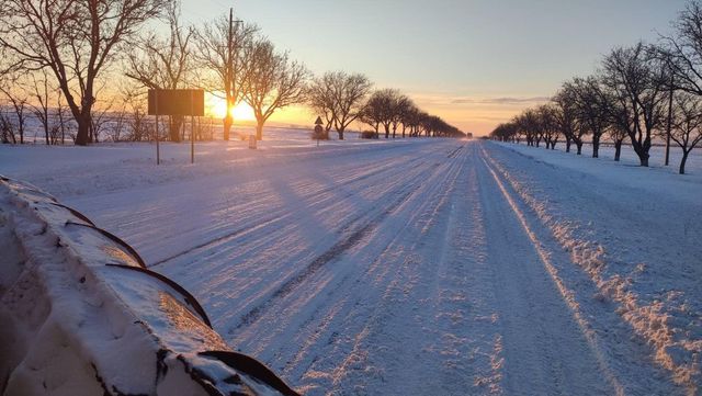 Pe traseele naționale se circulă în condiții de iarnă, iar în sudul țării câteva drumuri regionale rămân blocate