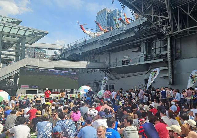 Patriotismo y fútbol: el Mundial a la sombra de un portaaviones