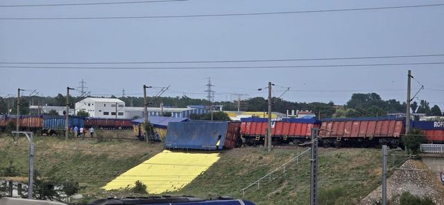 Patru vagoane ale unui tren de marfă au deraiat în Constanța, iar unul s-a răsturnat