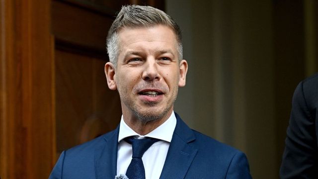 Magyar Péter az egykori Építési és Közlekedési Minisztérium pincéjében megsemmisített iratokat talált, feljelentést tesz a miniszterelnök