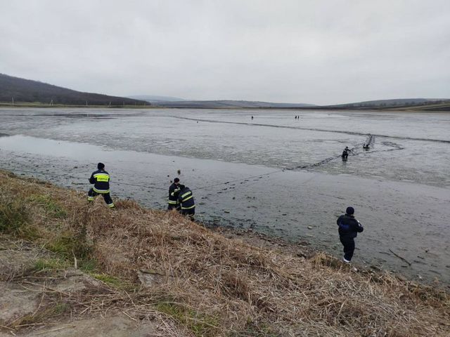 Salvatorii au scos un bărbat rămas blocat în nămol în preajma unui mal de iaz