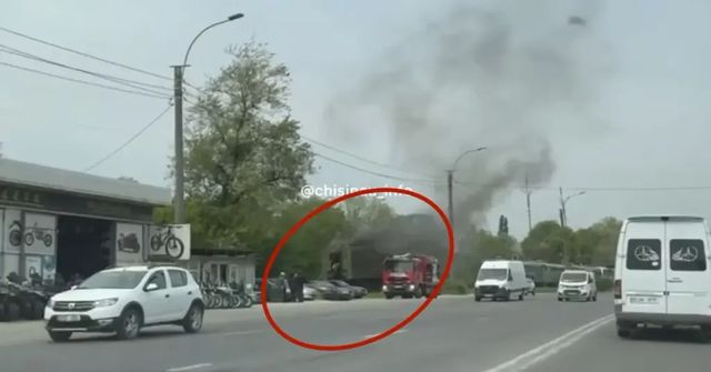 O locomotivă din apropierea unei stații de cale ferată din Chișinău a luat foc