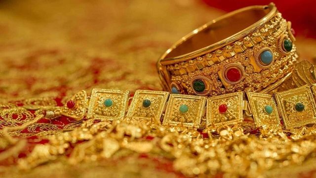 Woman, husband arrested for stealing gold from influencer