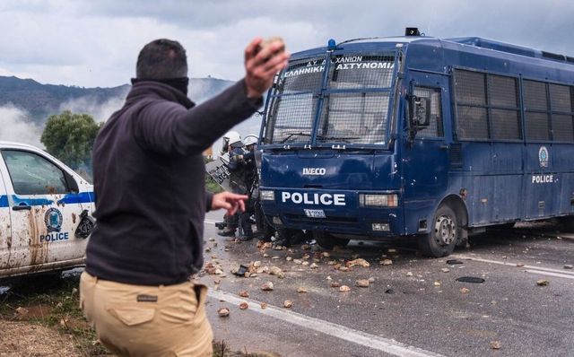 Fermierii greci au provocat închiderea unui aeroport
