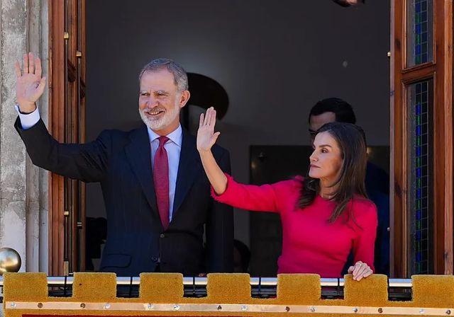 Los Reyes aparecen por sorpresa en la procesión del Silencio de Carabanchel