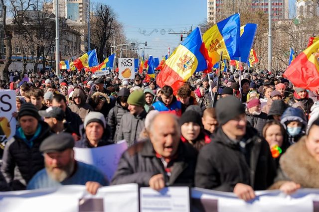 Тысячи людей требуют от властей оплатить счета за зимние месяцы на митинге в Кишиневе, организованном Движением Для Народа