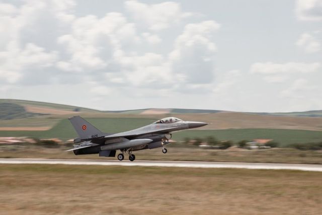 Trei avioane F-16, cumpărate de România din Norvegia, au ajuns la Câmpia Turzii