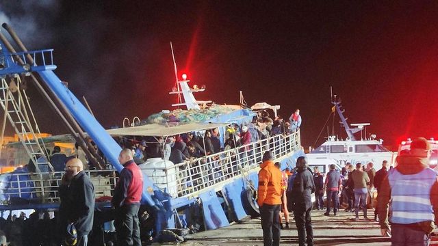 Naufragio migranti, 10 superstiti e 6 cadaveri portati a Lampedusa