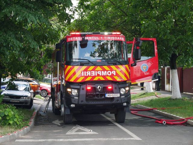 A ars de viu, după ce casa în care se afla a fost cuprinsă de flăcări în Brăila