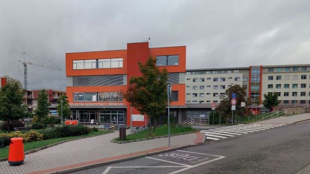 Policie provedla razii na středočeském krajském úřady i v příbramské nemocnici