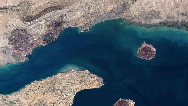 Iran, torna a infiammarsi la guerra: raid Usa su Hormuz