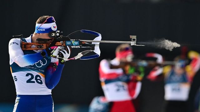 Biatlon ZOH 2026 ONLINE: stíhací závod mužů a žen živě