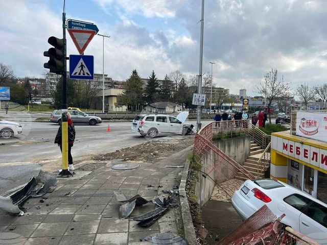 Трима души са в болница след тежка катастрофа в Шумен