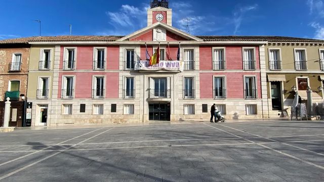 Dimite un concejal del PSOE en Aranjuez por lanzar café a un portavoz de Vox durante una comisión