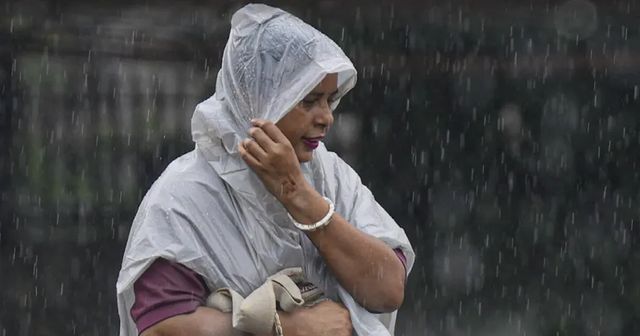 Heavy rains lash Delhi, IMD issues red alert