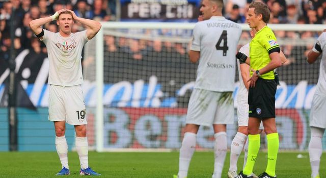 Atalanta-Napoli in tv, parolacce per il rigore negato: la moglie pensa siano rivolte a lei e lo accoltella