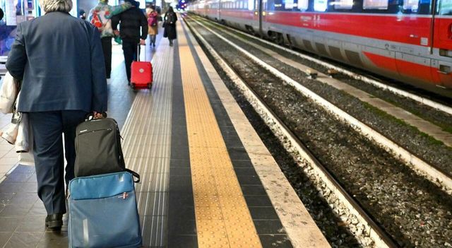 Catena da bici sulla linea dei treni in Veneto, indagini