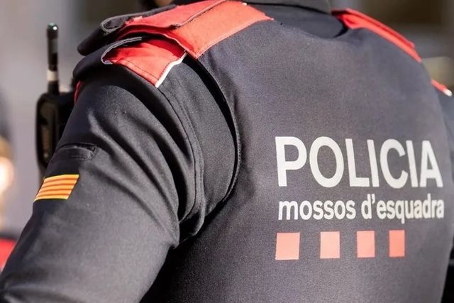 Los Mossos investigan si un agente gritó “Pedro Sánchez” para incitar a insultar al presidente durante un acto oficial
