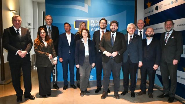 Miras visita el foro de la defensa europea en plena tensión por Irán
