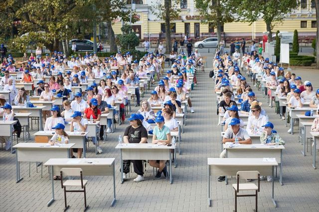Tot mai multe note de 10 la Marea Dictarea Națională. Au fost înmânate diplomele celor care au primit note de 10 și 9