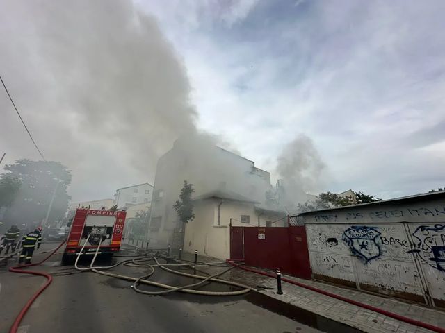 Incendiu la o casă de pe Strada Călușei din București