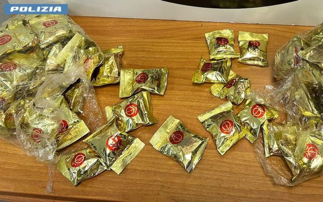 Cocaina nascosta nei biscotti della fortuna, sequestrati 5 chili di droga a Fiumicino