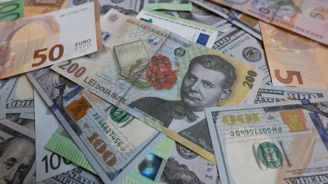 Leul se apreciază față de euro și dolar
