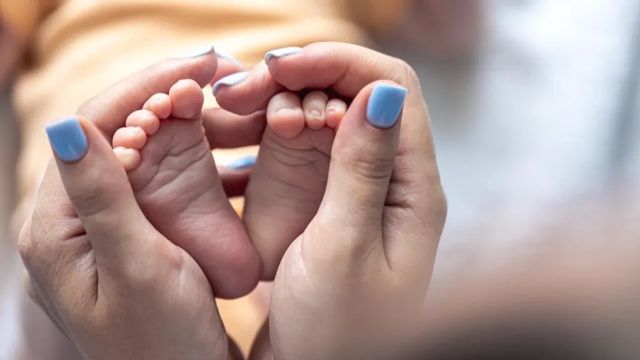 După ce și-a pierdut fiul, o femeie a născut prin fertilizare in vitro cu un embrion congelat acum peste două decenii