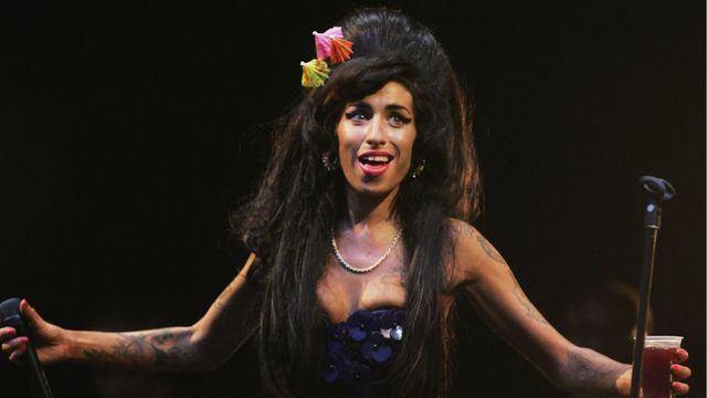 Бащата на певицата Ейми Уайнхаус загуби дело срещу приятелки на дъщеря си, продали нейни вещи