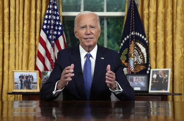 Obrana demokracie je důležitější než funkce, řekl Biden k odstoupení